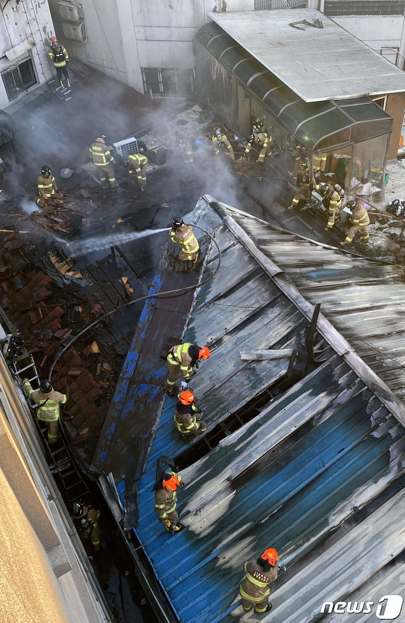 (서울=뉴스1) 김명섭 기자 = 동대문소방서 대원들이 18일 서울 동대문구 청량리동 한 여관에서  화재가 발생해 진압을 하고 있다. 이 화재로 1명이 사망했다. (동대문소방서 제공 …