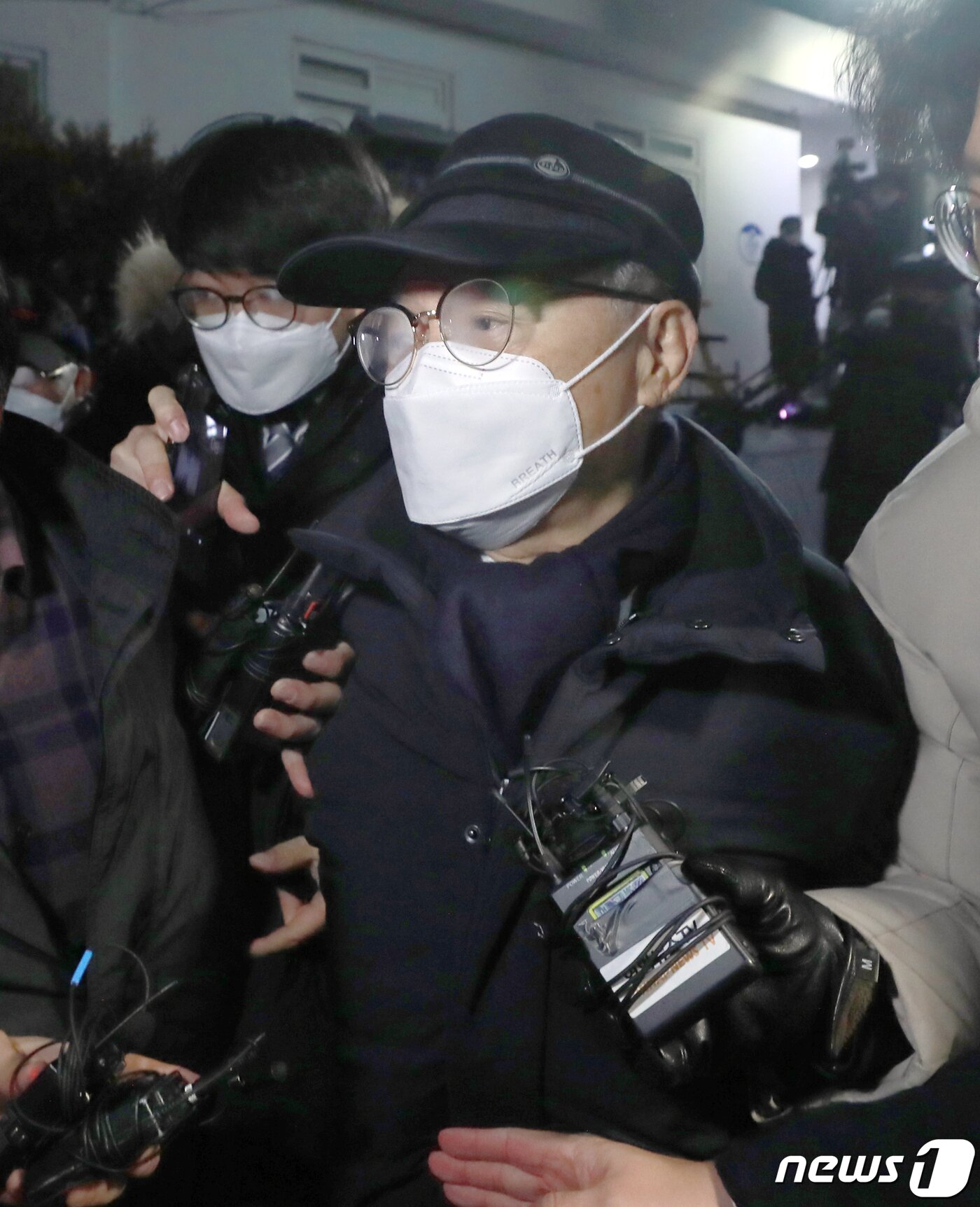 본문 이미지 - 오거돈 전 부산시장이 구속영장이 기각되자 18일 오후 부산 사상구 부산구치소를 나오고 있다. 2020.12.18/뉴스1 ⓒ News1 여주연 기자