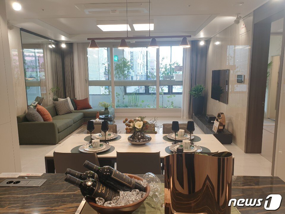 본문 이미지 - &#39;힐스테이트 고덕 센트럴&#39; 모델하우스 내 84㎡B타입 거실 모습. ⓒ 뉴스1