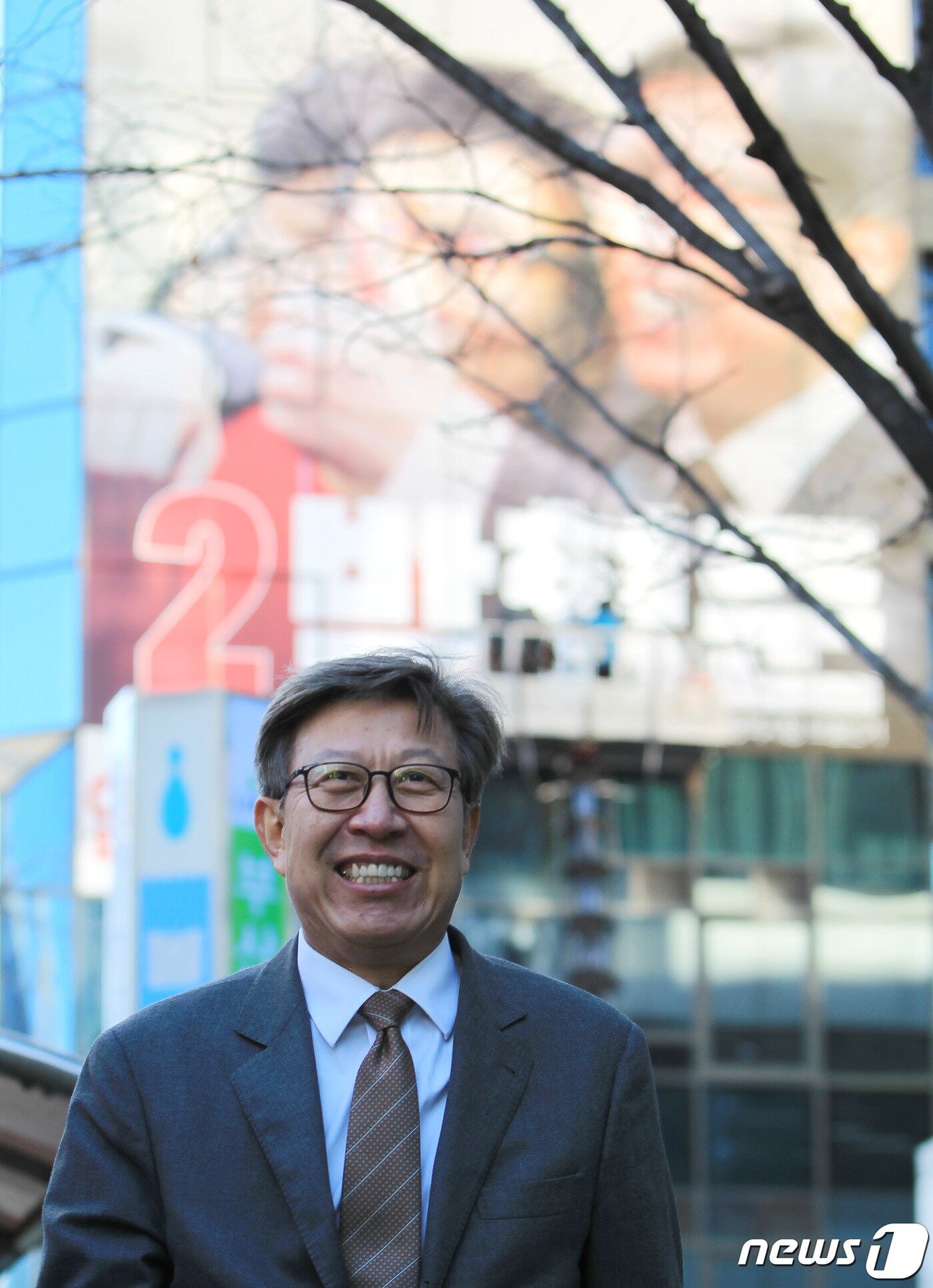 본문 이미지 - 박형준 교수가 자신의 선거 사무실이 있는 빌딩 앞을 지나고 있다.ⓒ 뉴스1이길우 객원대기자