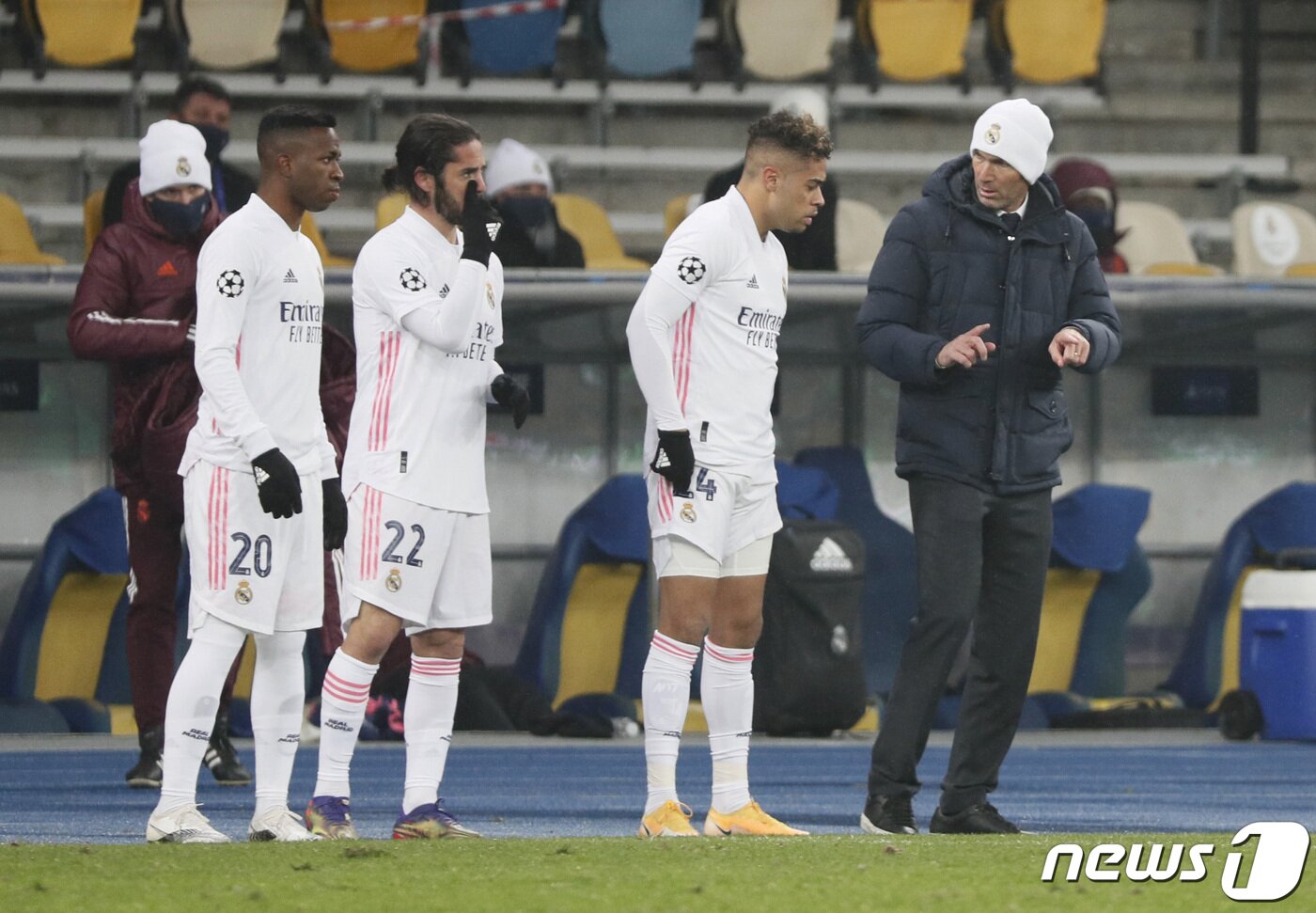 본문 이미지 - 지네딘 지단 레알 마드리드 감독(오른쪽)이 2일(한국시간) 우크라이나 도네츠크의 메탈리스트 스타디움에서 열린 샤흐타르 도네츠크와의 2020-21 유럽축구연맹(UEFA) 챔피언스리그 B조 조별리그 5차전에서 선수들에게 작전을 지시하고 있다. ⓒ 로이터=뉴스1