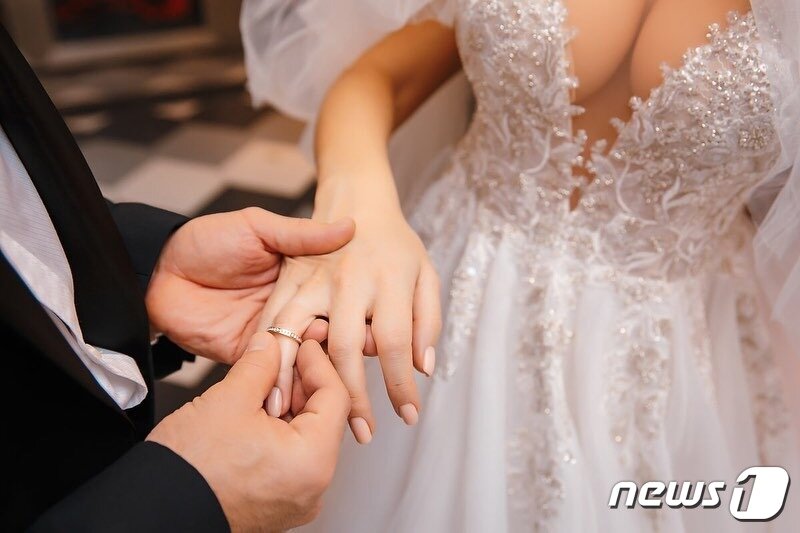 본문 이미지 - 톨로츠코와 리얼돌 마고의 결혼식. (인스타그램 갈무리) ⓒ 뉴스1