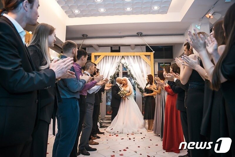 본문 이미지 - 톨로츠코와 리얼돌 마고의 결혼식. (인스타그램 갈무리) ⓒ 뉴스1