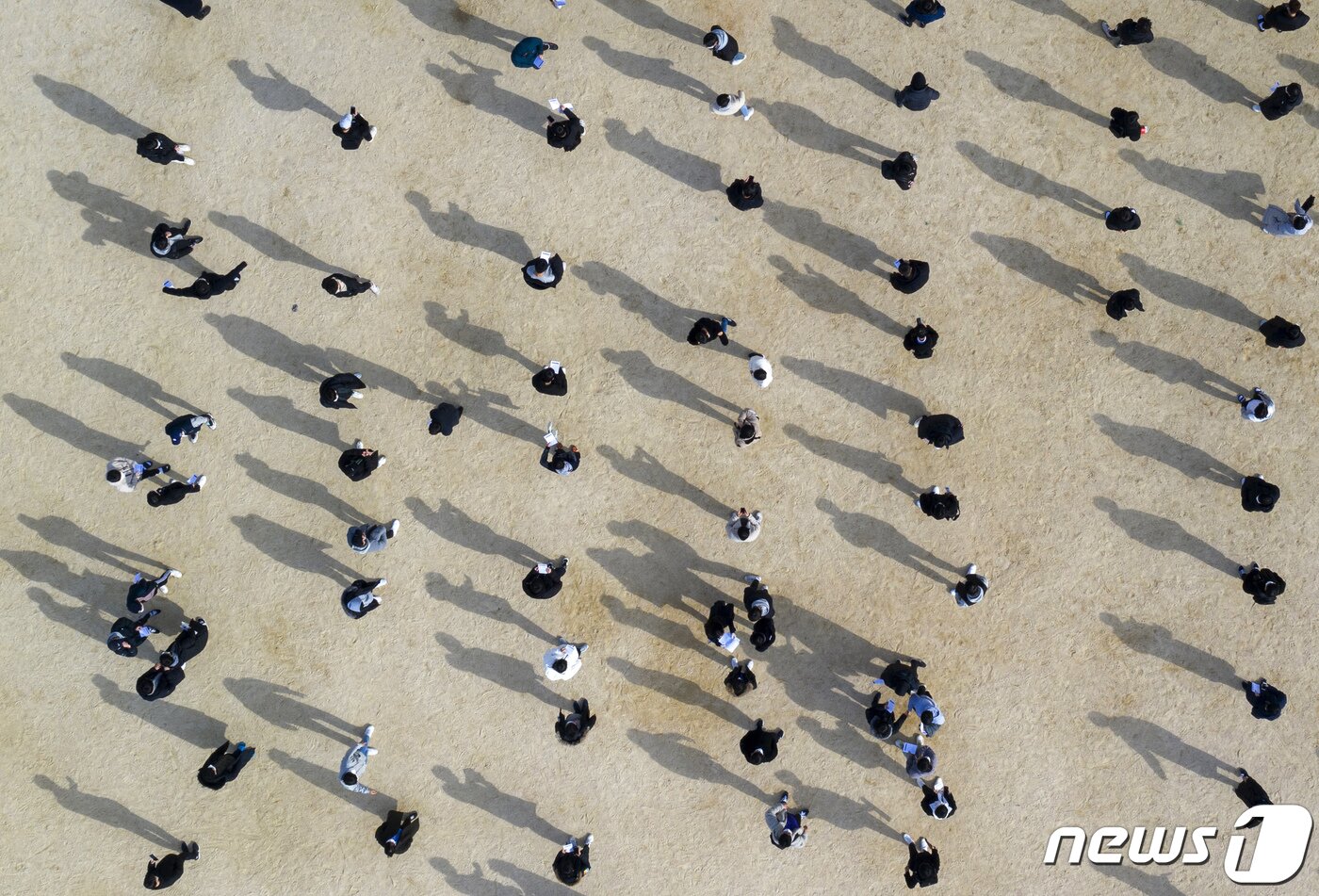본문 이미지 - 2일 대구 한 고등학교에서 수험생들이 수험표를 받기 위해 차례를 기다리고 있다. 2020.12.2/뉴스1 ⓒ News1 공정식 기자