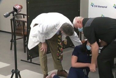 본문 이미지 - 백신 접종 후 쓰러진 간호사 - 유튜브 갈무리