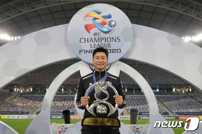 본문 이미지 - 19일(현지시간) 카타르에서 열린 아시아축구연맹(AFC) 챔피언스리그(ACL) 결승전에서 페르세폴리스(이란)을 2대1로 제압해 우승을 차지한 울산현대 김도훈 감독이 우승컵을 들고 기념촬영을 하고 있다. (한국프로축구연맹 제공) 2020.12.20/뉴스1