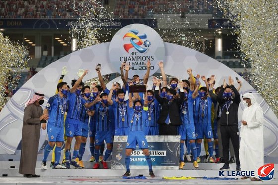 본문 이미지 - 19일(현지시간) 카타르에서 열린 아시아축구연맹(AFC) 챔피언스리그(ACL) 결승전에서 페르세폴리스(이란)을 2대1로 제압해 우승을 차지한 울산현대 선수들이 시상식에서 우승컵을 들고 환호하고 있다. (한국프로축구연맹 제공) 2020.12.20/뉴스1