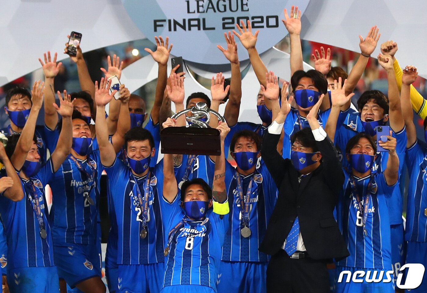 본문 이미지 - 19일(현지시간) 카타르에서 열린 아시아축구연맹(AFC) 챔피언스리그(ACL) 결승전에서 페르세폴리스(이란)을 2대1로 제압해 우승을 차지한 울산현대 선수들이 시상식에서 우승컵을 들고 환호하고 있다. ⓒ 로이터=뉴스1 ⓒ News1 이동원 기자