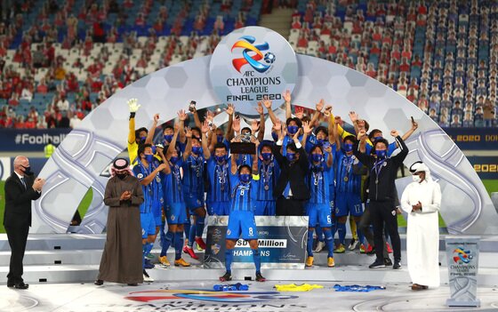 본문 이미지 - 19일(현지시간) 카타르에서 열린 아시아축구연맹(AFC) 챔피언스리그(ACL) 결승전에서 페르세폴리스(이란)을 2대1로 제압해 우승을 차지한 울산현대 선수들이 시상식에서 우승컵을 들고 환호하고 있다. ⓒ 로이터=뉴스1 ⓒ News1 이동원 기자
