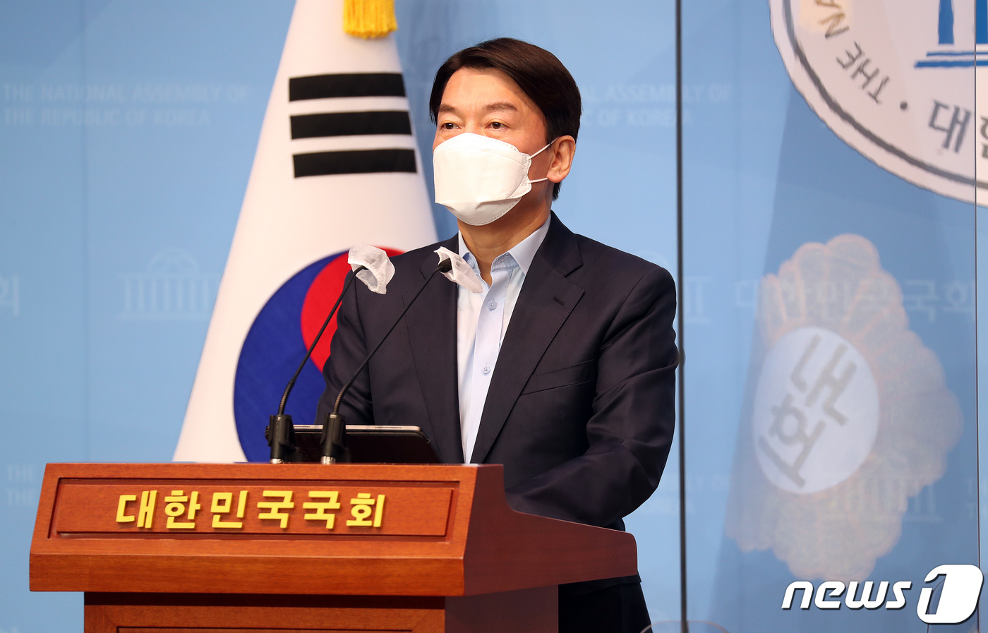 (서울=뉴스1) 박세연 기자 = 안철수 국민의당 대표가 20일 오전 서울 여의도 국회 소통관에서 기자회견을 갖고 서울시장 보궐선거 출마선언을 하고 있다. 2020.12.20/뉴스1 …