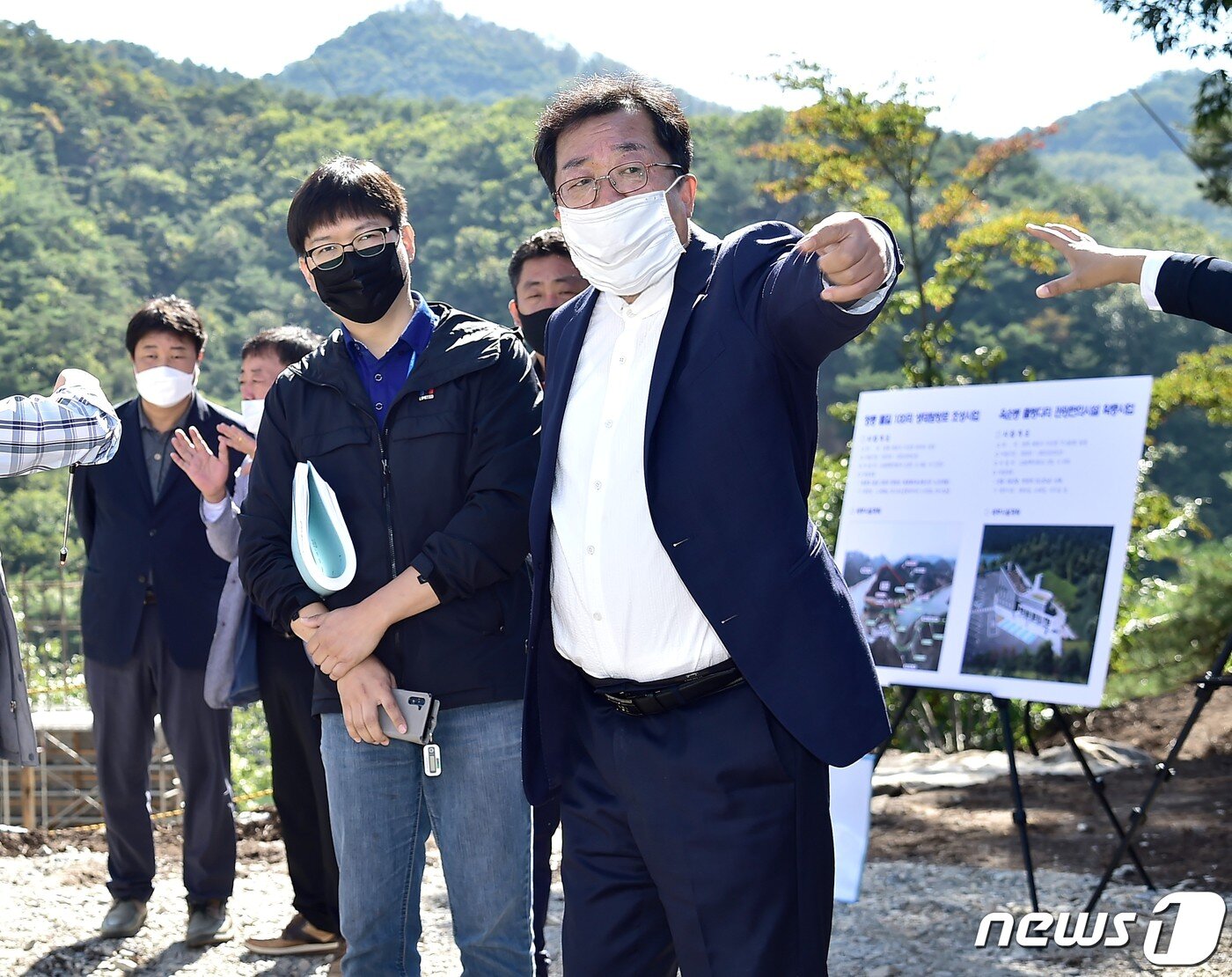 본문 이미지 - 이상천 제천시장이 청풍권역 관광개발사업 현장을 방문해 관계자부터 사업 현안에 대해 설명을 듣고 있다.ⓒ 뉴스1