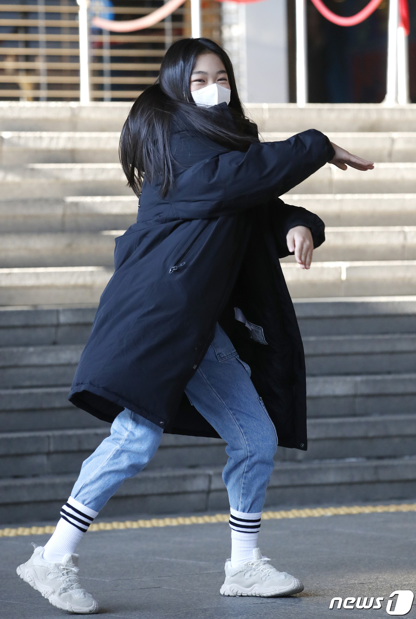 (서울=뉴스1) 권현진 기자 = '댄스신동' 나하은이 21일 오전 서울 영등포구 여의도 kbs에서 열린 방송을 마치고 퇴근을 하며 춤을 선보이고 있다. 2020.12.21/뉴스1