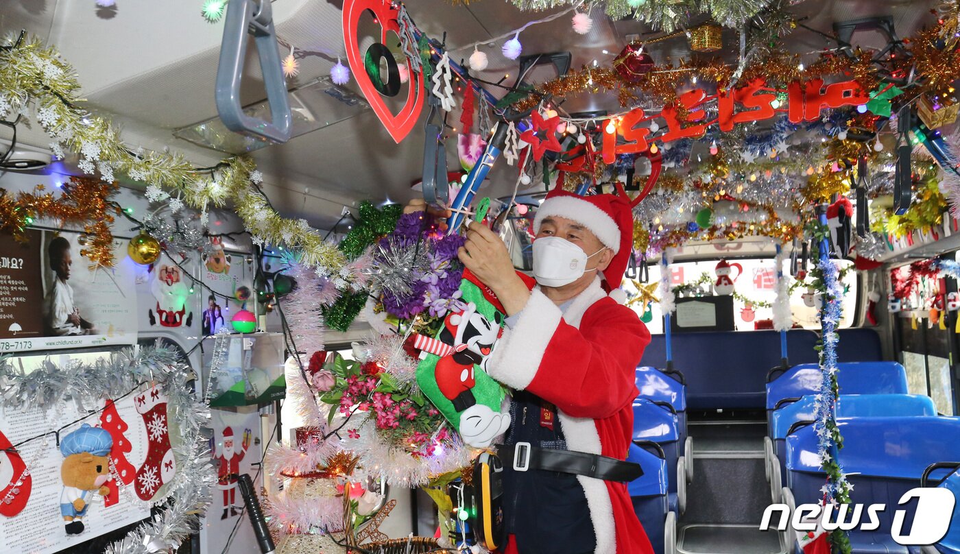 본문 이미지 - 버스기사 최영형 씨는 20여년 간 자비를 들여 산타버스를 장식해 운행해 왔다./뉴스1 ⓒ News1 김기태 기자