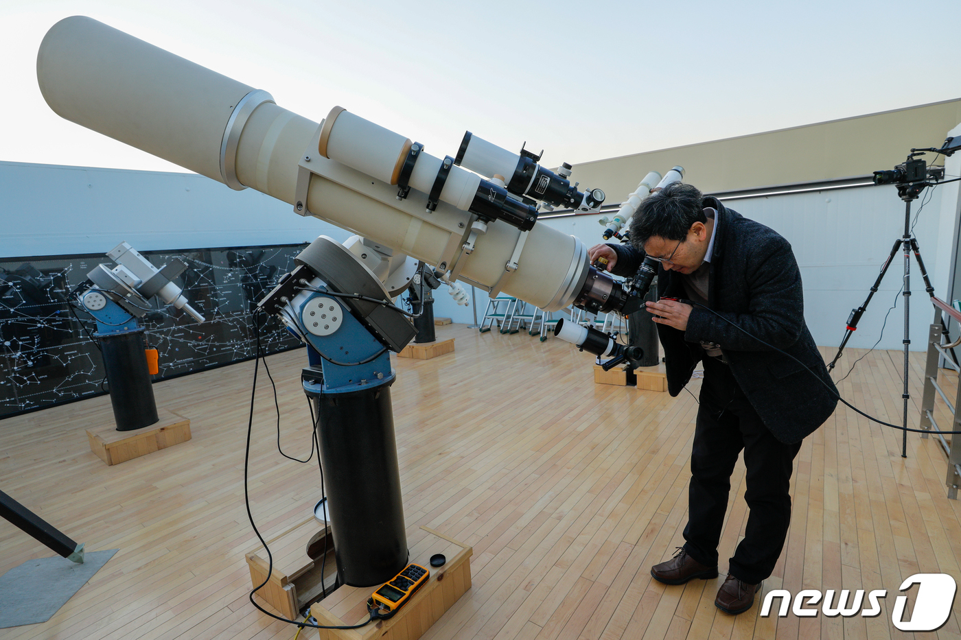 (과천=뉴스1) 안은나 기자 = 1623년 이래 목성과 토성이 하늘 상 가장 가깝게 근접하는 날인 21일 오후 경기 국립과천과학관에서 박대영 전문관이 목성·토성 대근접 온라인 생중 …