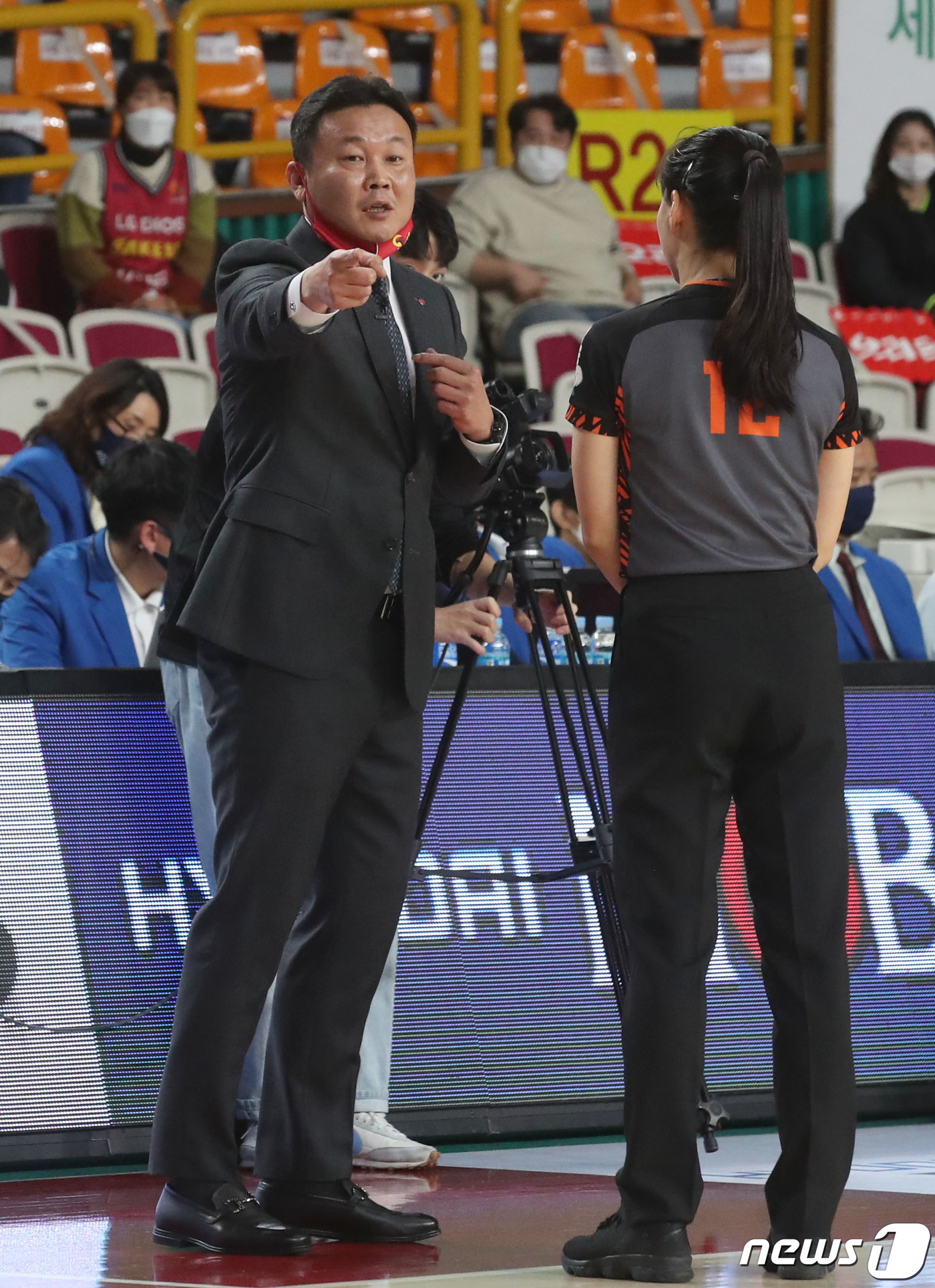 (부산=뉴스1) 여주연 기자 = 21일 오후 경남 창원실내체육관에서 열린 '2020~2021 현대모비스 프로농구 창원LG와 고양오리온 경기에서 LG 조성원 감독이 판정에 항의하고 …