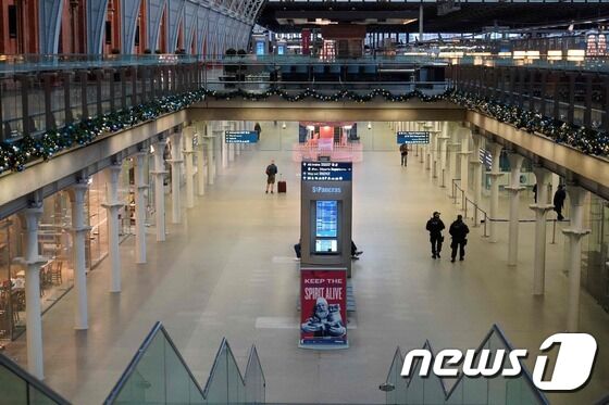 코로나19 변이 바이러스가 퍼지고 있다는 것이 알려지자 텅 비어버린 영국 런던의 세인트 판크라스 역© AFP=뉴스1