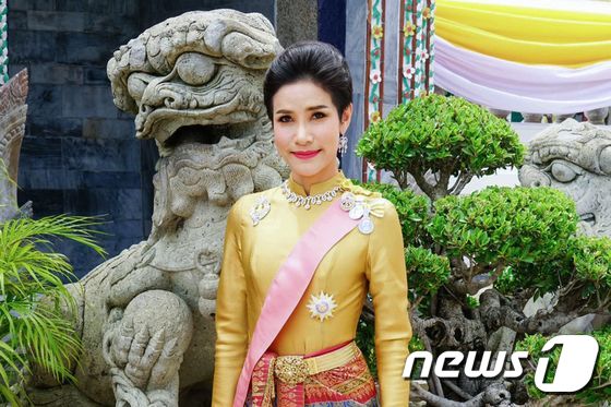 Thai royal black fight…  Disseminated over 1000 nude photos of concubines overseas