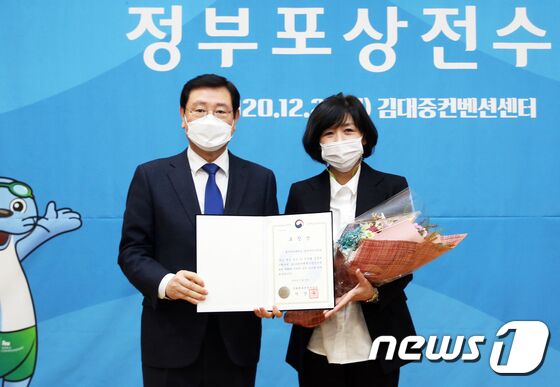 이용섭 광주시장이 2019 광주FINA세계수영선수권대회 유공기관 정부 포상 전수식에서 인옥남 광주여대 항공서비스학과 교수에게 문화체육관광부 장관상을 전수하고 기념촬영을 하고 있다.(광주여대 제공)2020.12.22 /뉴스1 © News1