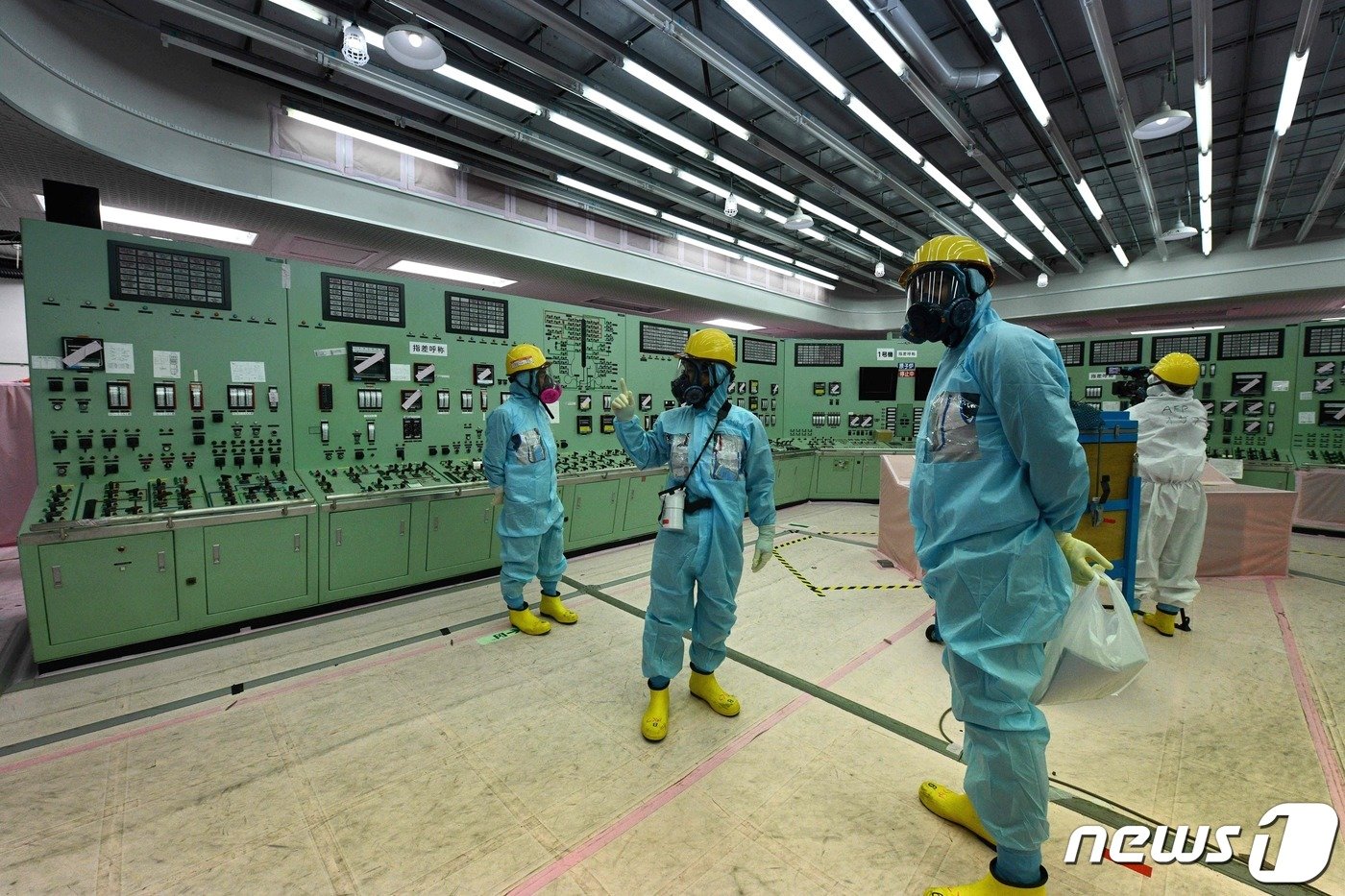 방사능 보호복을 입고 작업 중인 일본 도쿄전력 후쿠시마 제1원자력발전소 직원들 ⓒ AFP=뉴스1