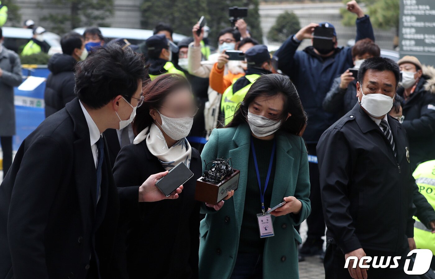 본문 이미지 - 사모펀드 및 자녀 입시비리' 등의 혐의를 받는 정경심 동양대학교 교수가 23일 오후 서울 서초구 서울중앙지방법원에서 열린 자본시장과 금융투자업에 관한 법률위반 등 관련 1심 선고공판에 출석하고 있다. 2020.12.23/뉴스1 ⓒ News1 이동해 기자