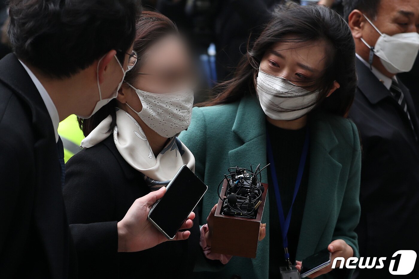 본문 이미지 - 사모펀드 및 자녀 입시비리' 등의 혐의를 받는 정경심 동양대학교 교수가 23일 오후 서울 서초구 서울중앙지방법원에서 열린 자본시장과 금융투자업에 관한 법률위반 등 관련 1심 선고공판에 출석하고 있다. 2020.12.23/뉴스1 ⓒ News1 이동해 기자