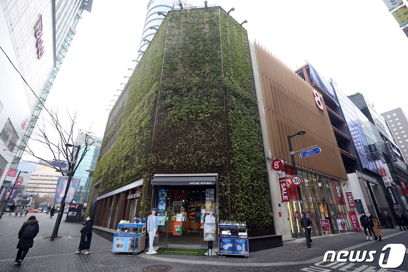 (서울=뉴스1) 황기선 기자 = 23일 국토교통부는 내년 1월1일 기준 표준지 52만 필지의 공시지가(안)을 발표했다.전국에서 땅값이 가장 비싼 곳은 서울 중구 명동8길(충무로1가 …