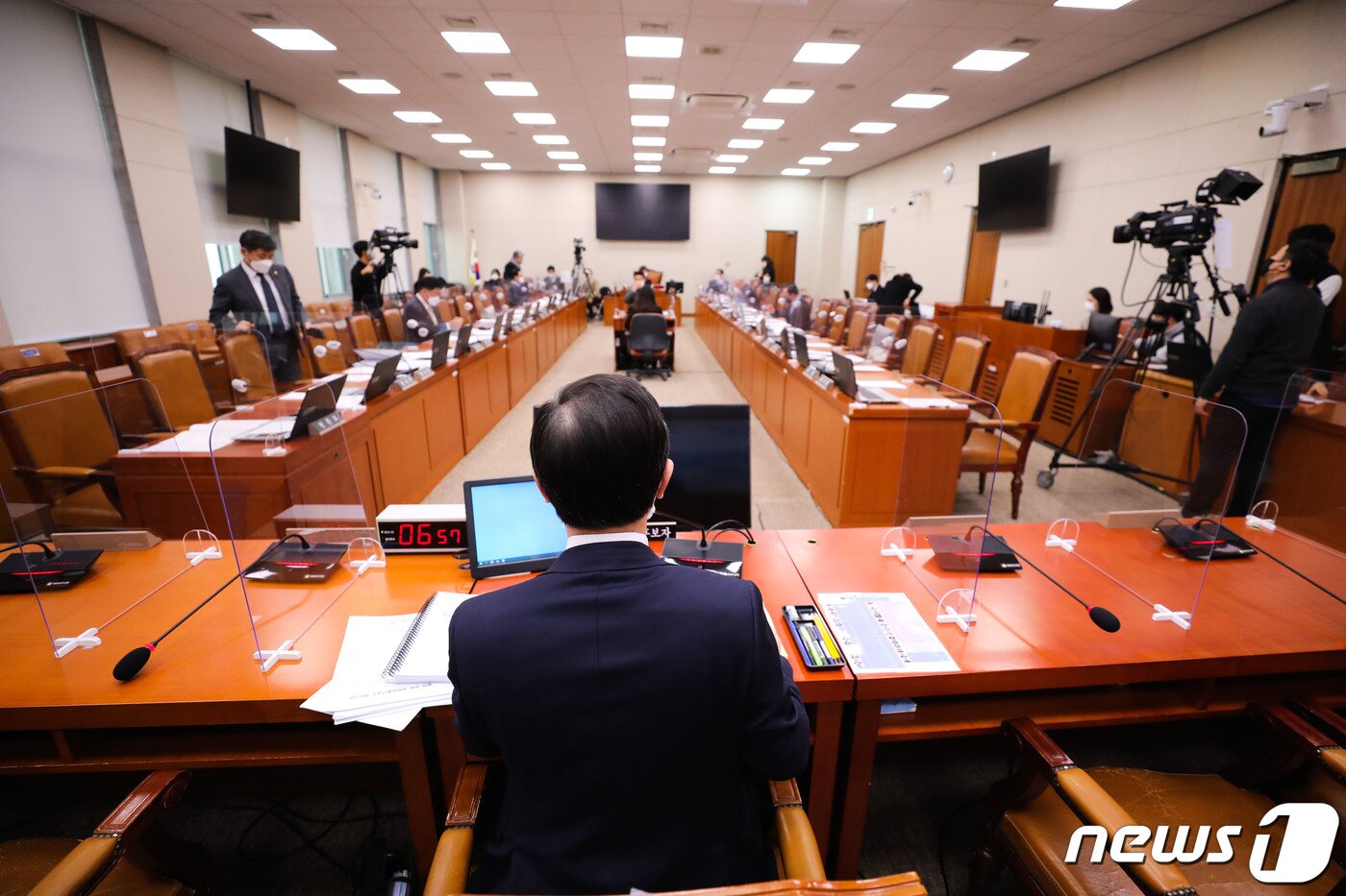 본문 이미지 - 변창흠 국토교통부 장관 후보자가 23일 서울 여의도 국회 국토교통위원회에서 열린 인사청문회에 출석해 오후 청문회 개의를 기다리고 있다. 변 후보자 청문회는 구의역 막말, 낙하산 채용 특혜 논란 등이 쟁점이 되고 있다. 2020.12.23/뉴스1 ⓒ News1 박세연 기자