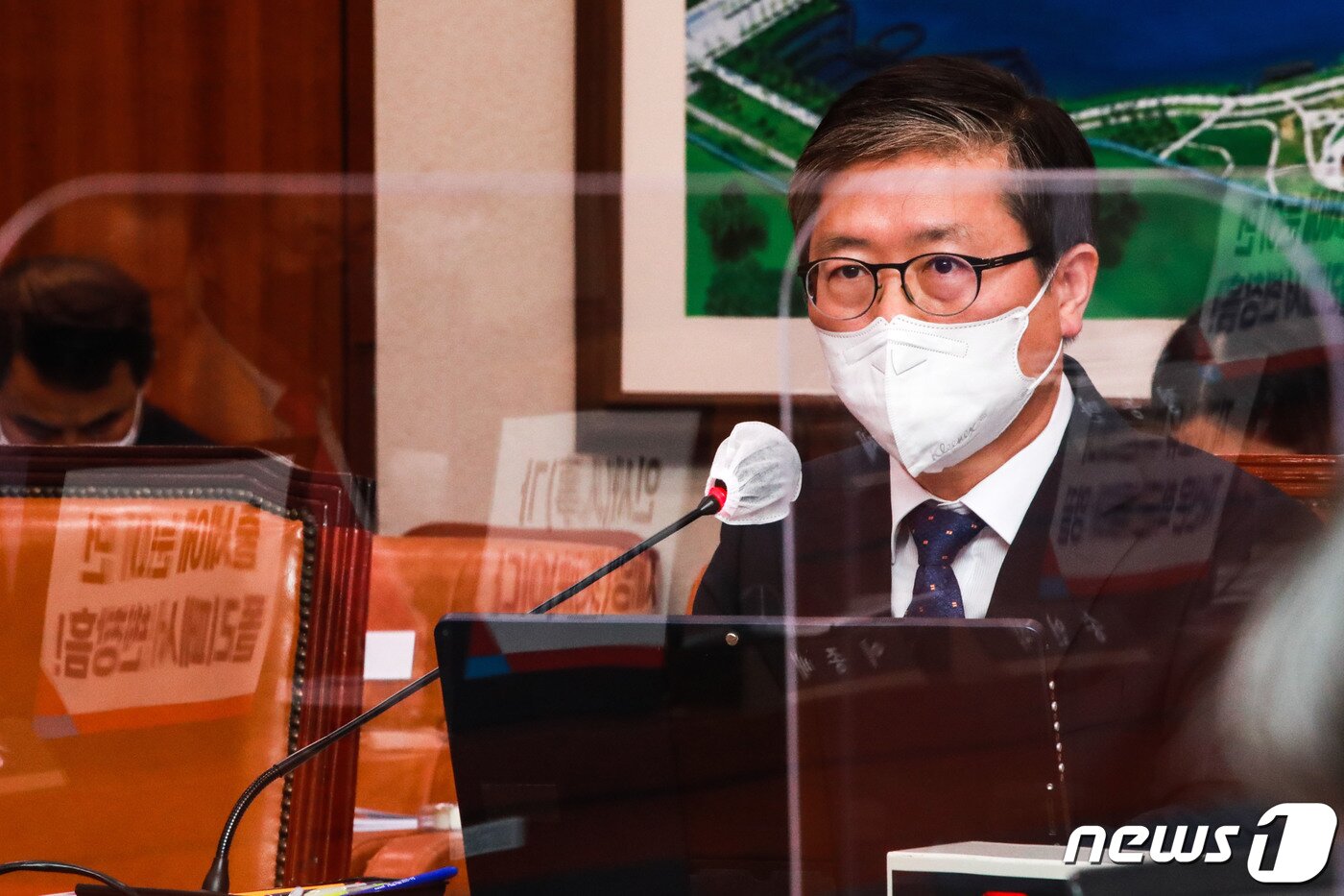 본문 이미지 - 변창흠 국토교통부 장관 후보자가 23일 오후 서울 여의도 국회 국토교통위원회에서 열린 인사청문회에서 의원 질의에 답하고 있다. 변 후보자 청문회는 구의역 막말, 낙하산 채용 특혜 논란 등이 쟁점이 되고 있다. 2020.12.23/뉴스1 ⓒ News1 박세연 기자