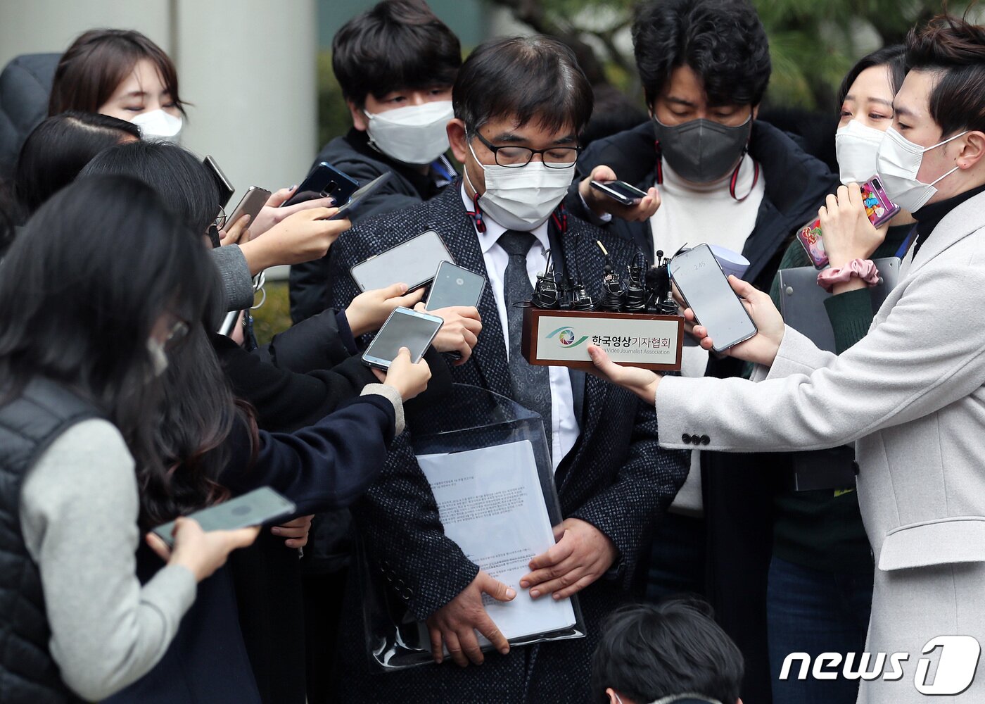 본문 이미지 - 정경심 동양대학교 교수가 1심 공판에서 징역 4년에 법정 구속된 가운데 정 교수측 김칠준 변호사가 법정을 나서며 취재진 질문에 답하고 있다. 2020.12.23/뉴스1 ⓒ News1 이동해 기자