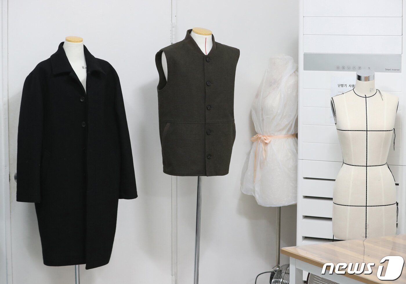 본문 이미지 - 폐분리막을 활용해 제작한 의류 시제품. 2020.12.23/뉴스1 ⓒ News1 이성철 기자