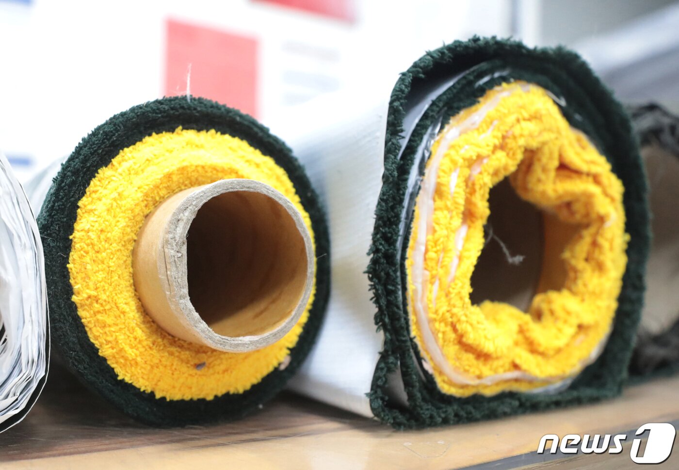 본문 이미지 - 분리막을 접착한 의류 원단. 2020.12.23/뉴스1 ⓒ News1 이성철 기자