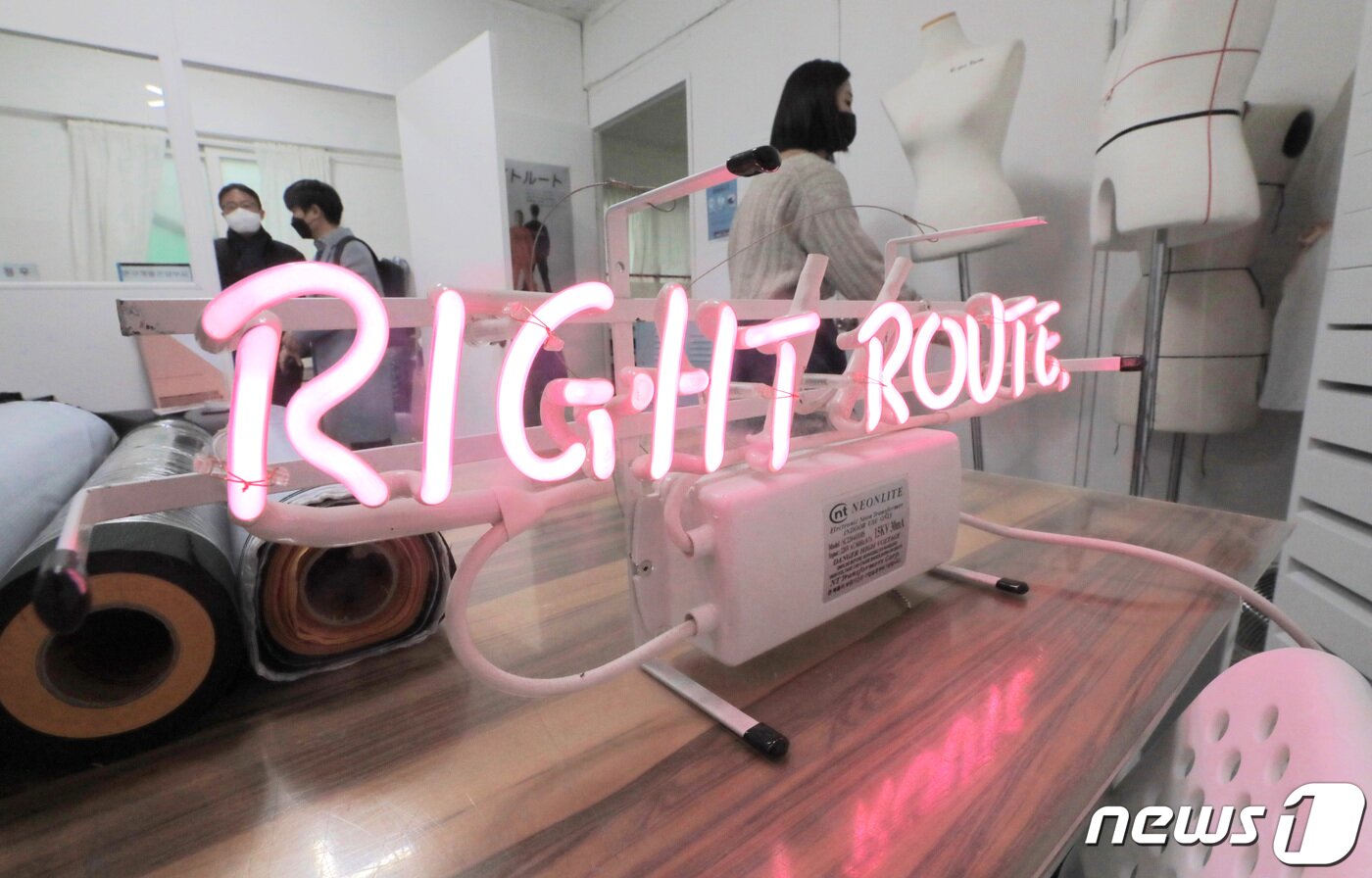 본문 이미지 - 버려지는 배터리 분리막을 재활용해 의류를 제작하는 사회적기업 '라잇루트' 사무실에서 관계자들이 업무를 보고 있다. 2020.12.23/뉴스1 ⓒ News1 이성철 기자