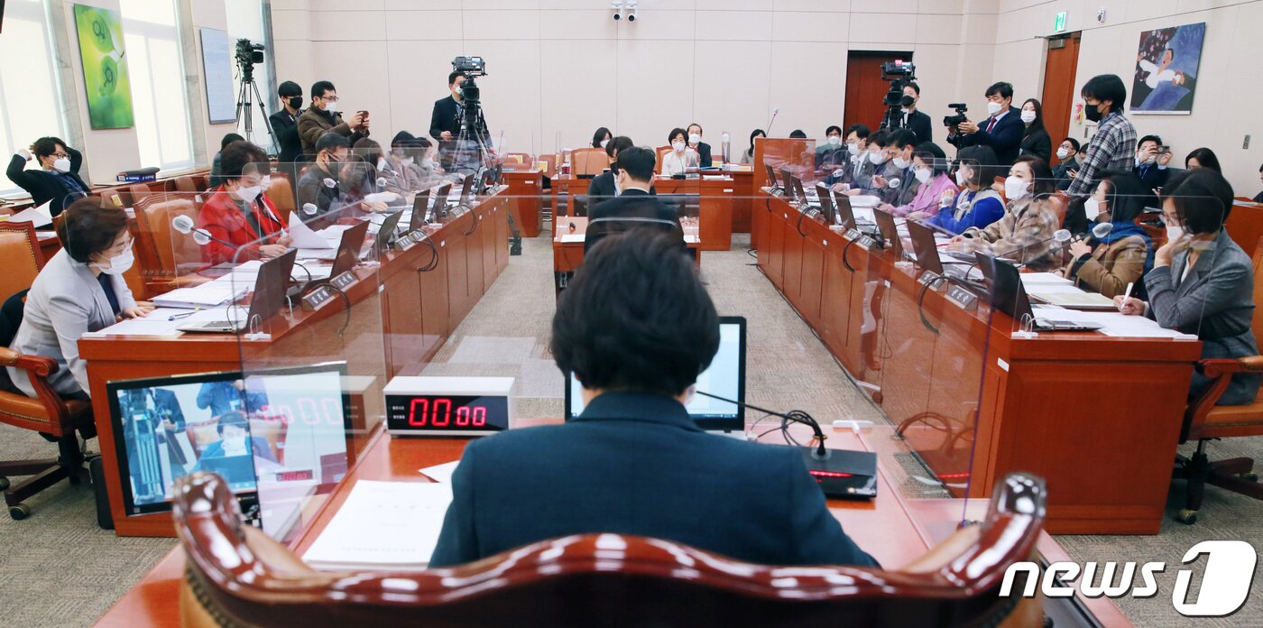 본문 이미지 - 24일 오전 서울 여의도 국회 여성가족위원회의에서 정영애 여성가족부 장관 후보자 인사청문회가 열리고 있다. 2020.12.24/뉴스1 ⓒ News1 박세연 기자