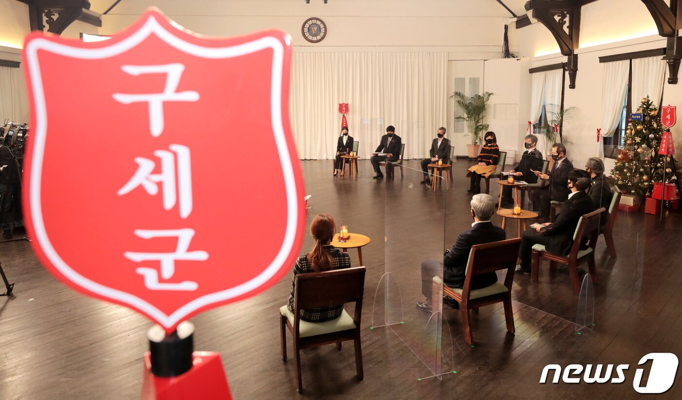 본문 이미지 - 정세균 국무총리가 24일 서울 중구 구세군 중앙회관에서 '코로나 위기, 나눔으로 이겨내요!'를 주제로 열린 제30차 목요대화에서 인사말을 하고 있다. 이날 목요대화에는 정 총리를 비롯해 가수 노사연, 양준혁 야구해설위원, 뮤지컬배우 박인영, 허인 KB국민은행장, 송용덕 롯데지주 대표이사 부회장, 김영재 전 국립민속박물관 학예연구관, 이태영 유포니움연주가, 장만희 구세군한국군국 사령관, 김진향 작가가 참석했다. 2020.12.24/뉴스1 ⓒ News1 이성철 기자