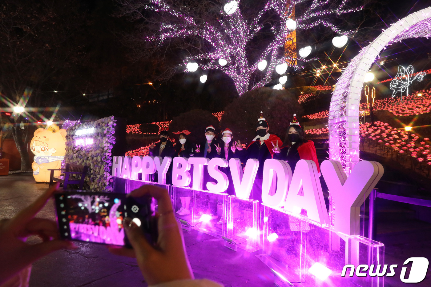 (대구=뉴스1) 공정식 기자 = 크리스마스 이브인 24일 오후 대구 달서구 놀이공원 이월드를 찾은 시민들이 방탄소년단(BTS) 멤버 뷔(본명 김태형)를 주제로 한 테마존 '뷔 캐슬 …