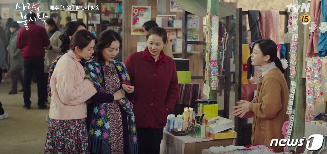 본문 이미지 - 북한 장마당의 모습을 재연한 드라마 '사랑의 불시착'(tvN 제공)ⓒ 뉴스1