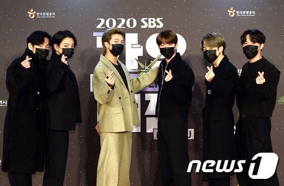 방탄소년단(BTS) 뷔(왼쪽부터), 정국, RM, 진, 지민, 제이홉이 크리스마스인 25일 오후 온택트로 진행된 '2020 SBS 가요대전 in DAEGU'(SBS 가요대전)에 참석해 하트를 그리고 있다. (SBS제공) 2020.12.25/뉴스1 © News1 권현진 기자