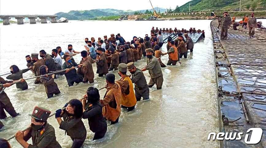 본문 이미지 - (평양 노동신문=뉴스1) = 북한 노동당 기관지 노동신문이 공개한 지난해 큰물(홍수)과 태풍 피해 복구 관련 사진. [국내에서만 사용가능. 재배포 금지. DB 금지. For Use Only in the Republic of Korea. Redistribution Prohibited] rodongphoto@news1.kr