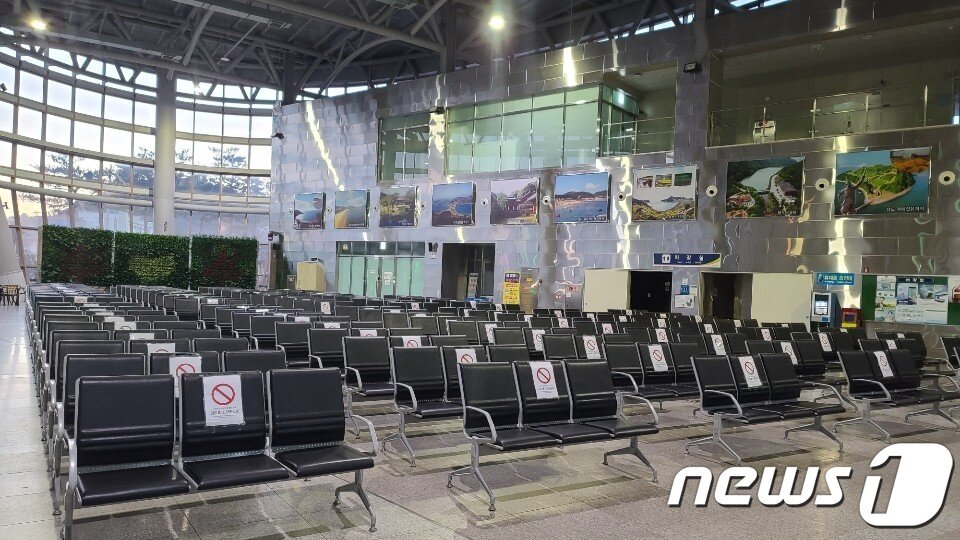 본문 이미지 - 지난 2018년 188억원을 들여 신축한 완도여객터미널. 연말 여행객 특수기간이나 텅 빈 모습을 보이고 있다.2020.12.26 /뉴스1