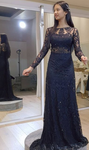 [N샷] Lee Dong-guk’s daughter, Jaeshi, looks like an aspiring model in an elegant black dress