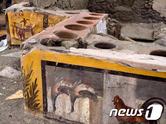 2000 years ago, ancient Pompeyers also sold street food.