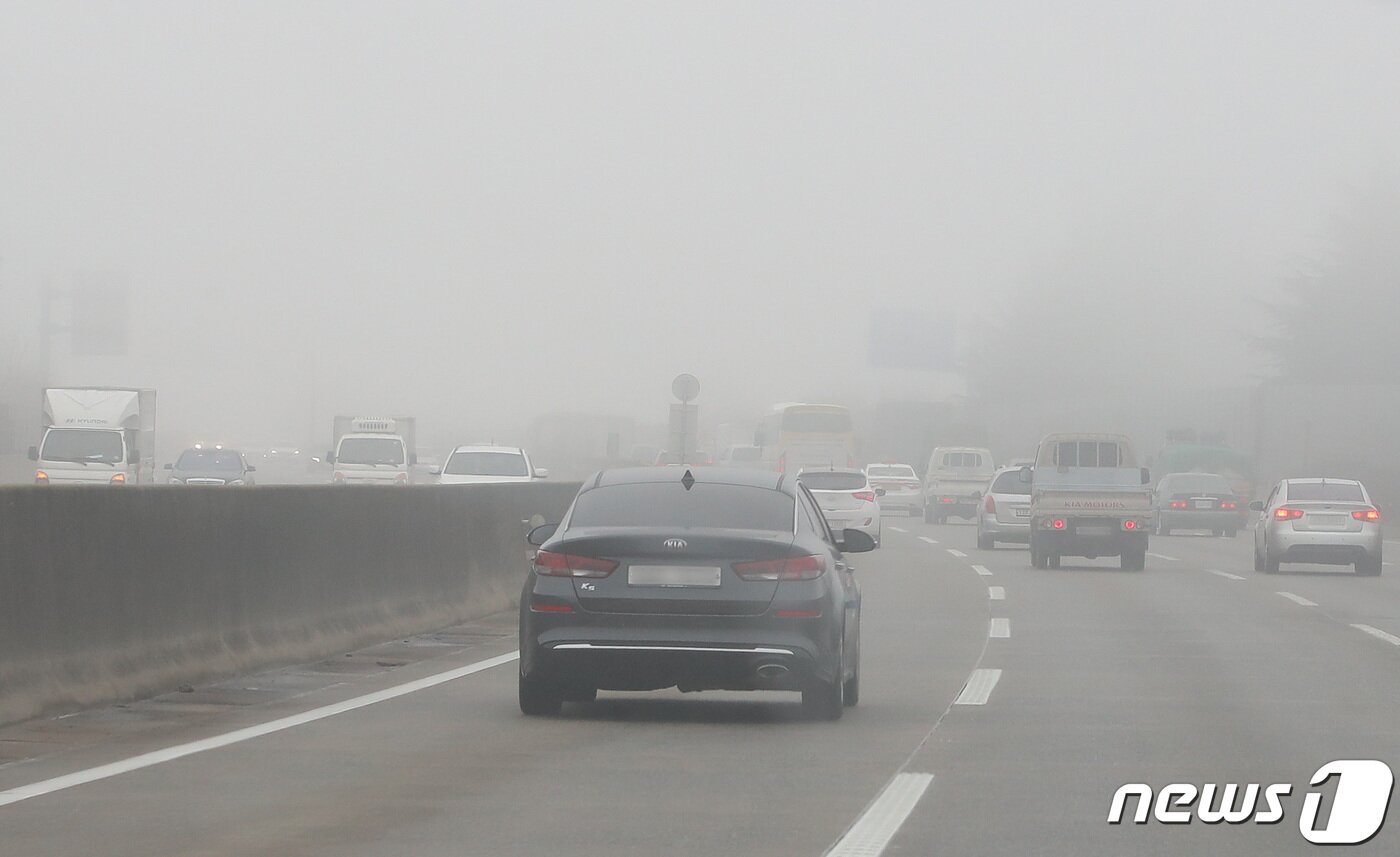 본문 이미지 - 28일 오전 경부고속도로 상행선 대구 동구 도동분기점~금호분기점 구간에 짙은 안개가 끼어 있다. 2020.12.28/뉴스1 ⓒ News1 공정식 기자
