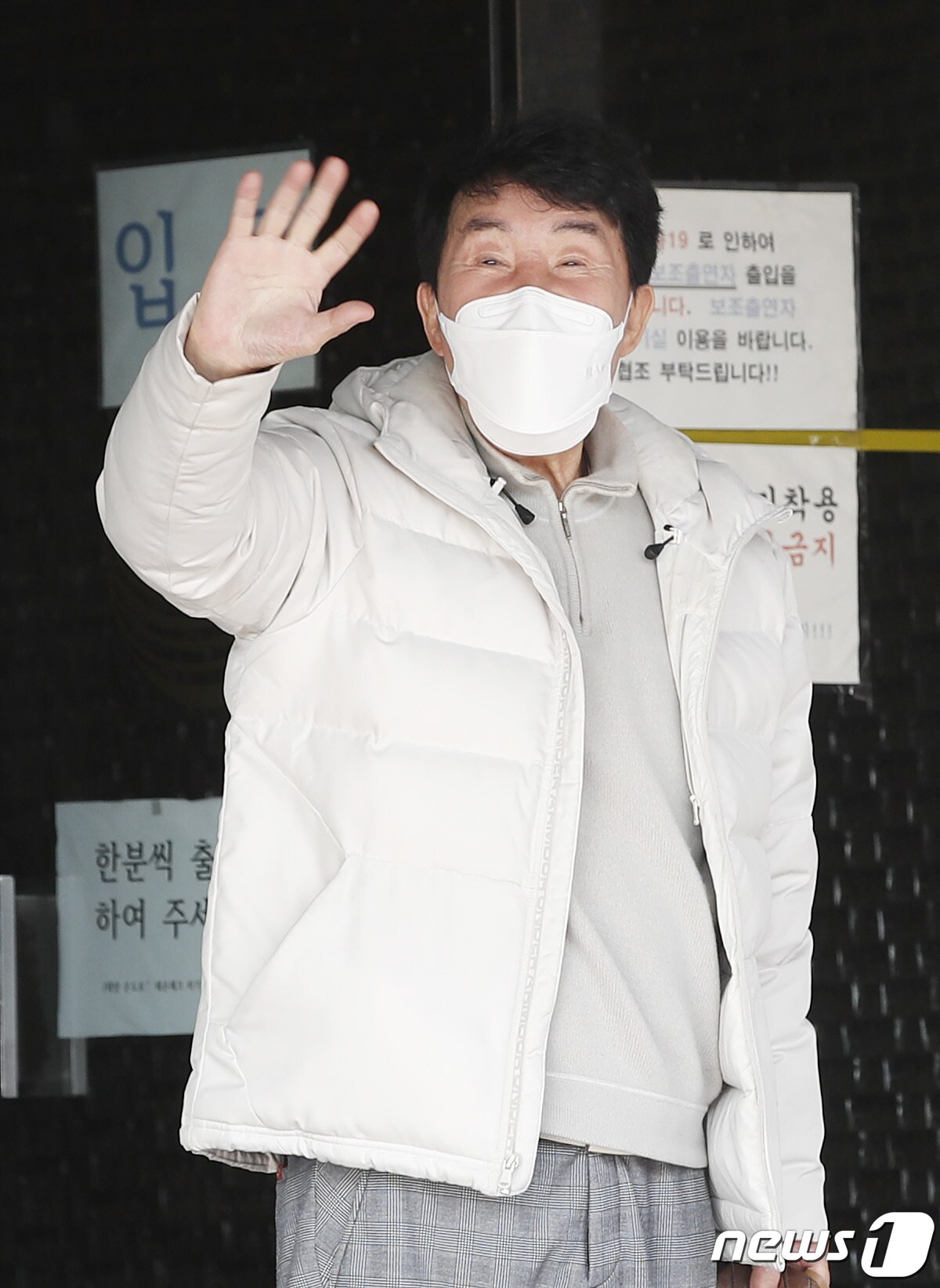 본문 이미지 - 가수 송대관이 28일 서울 여의도 KBS 별관에서 열린 KBS ‘가요무대’ 녹화를 위해 들어서고 있다. 2020.10.28/뉴스1 ⓒ News1 권현진 기자