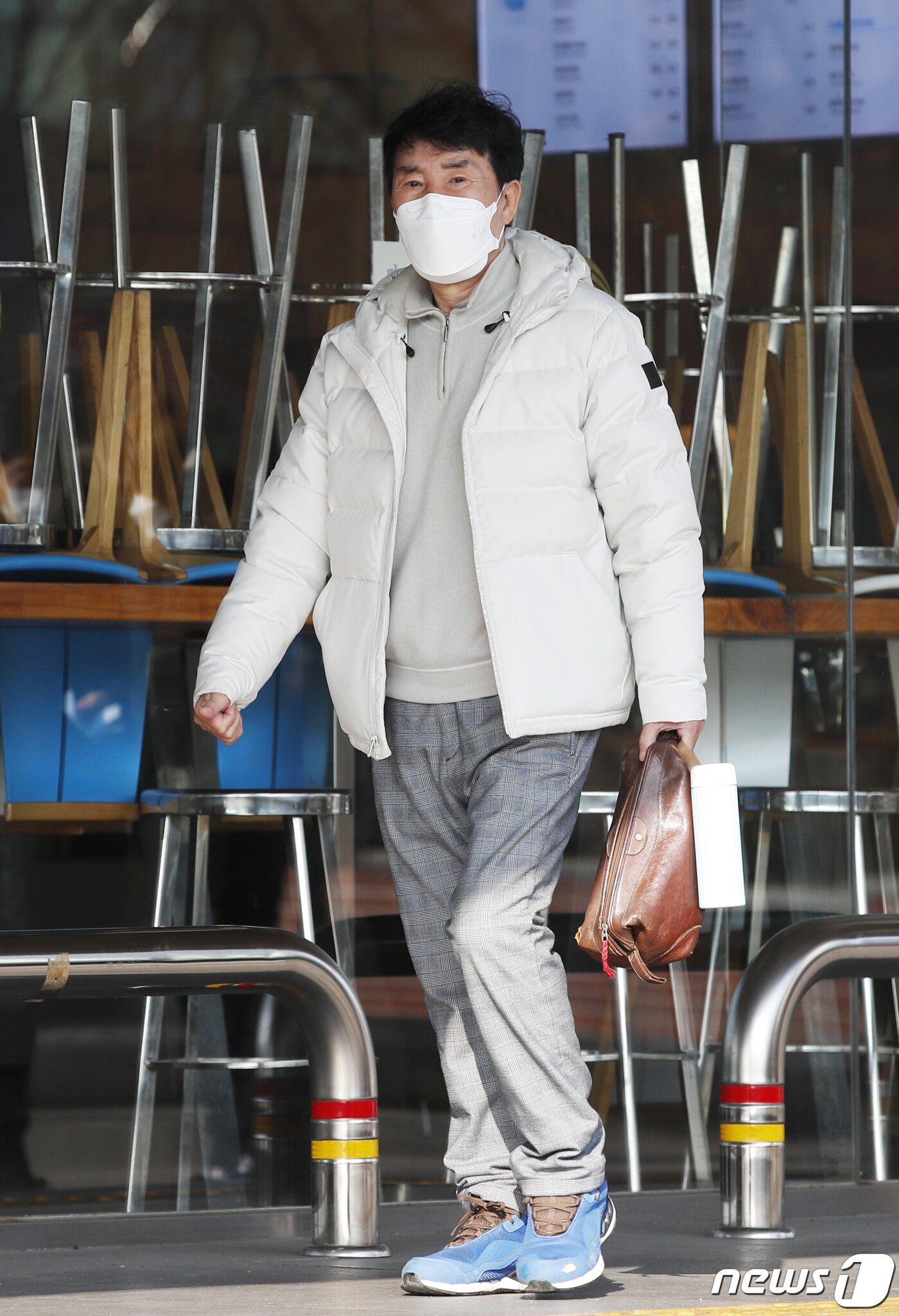 본문 이미지 - 가수 송대관이 28일 서울 여의도 KBS 별관에서 열린 KBS ‘가요무대’ 녹화를 위해 들어서고 있다. 2020.10.28/뉴스1 ⓒ News1 권현진 기자