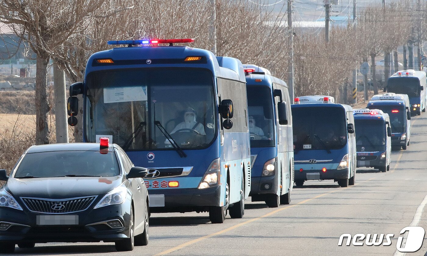 본문 이미지 - 서울 동부구치소에서 신종 코로나바이러스 감염증(코로나19) 확진 판정을 받은 수용자를 태운 버스가 28일 오후 경북 청송군 경북북부 제2교도소로 향하고 있다.  2020.12.28/뉴스1 ⓒ News1 공정식 기자