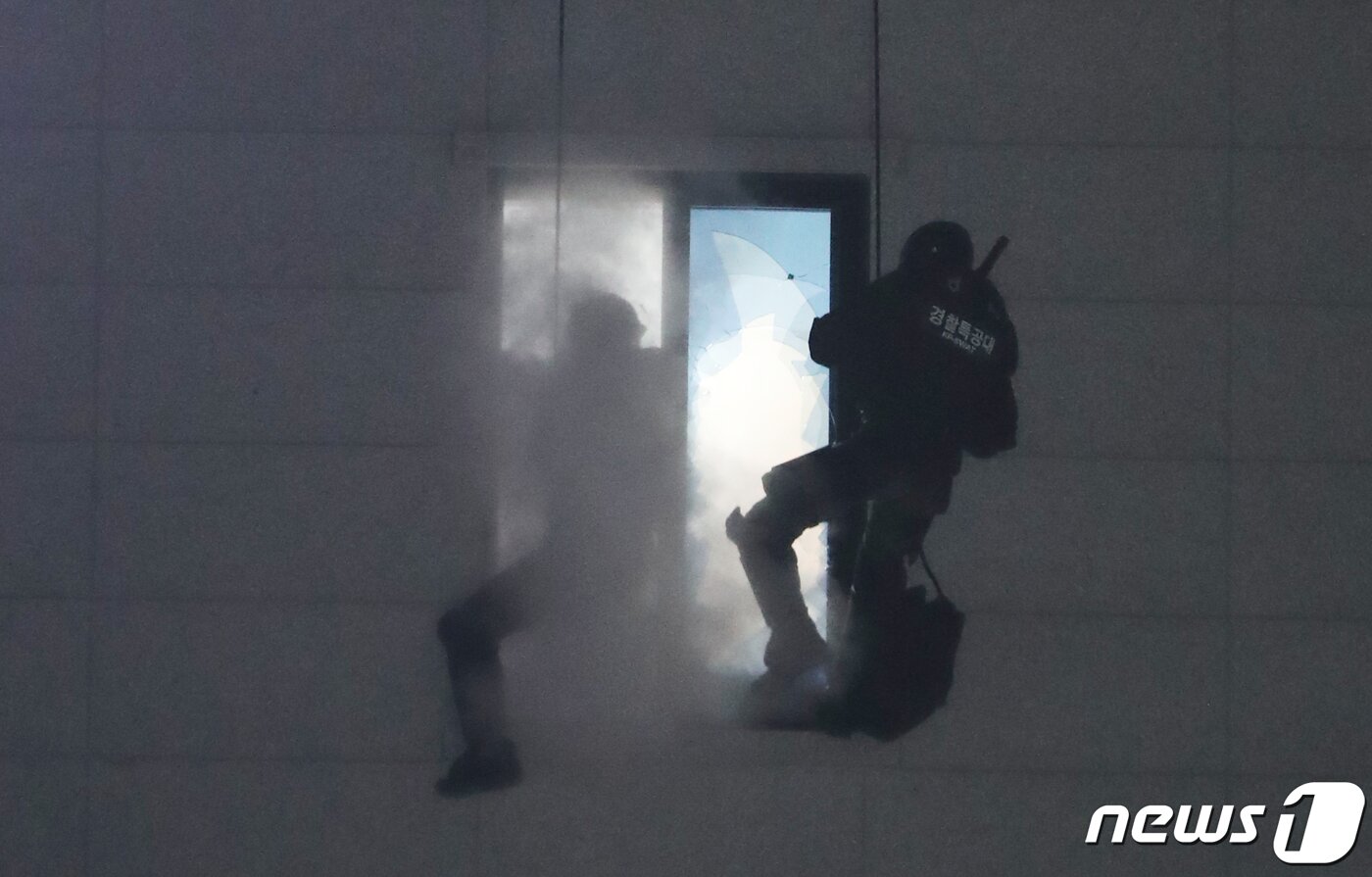 본문 이미지 - 28일 오후 충북 청주시 청원구 율량동 한 건물 4층에서 흉기‧방화 위협을 하던 30대 남성이 대치 12시간만에 경찰 특공대에게 진압되고 있다. 2020.12.28/뉴스1 ⓒ News1 김용빈 기자
