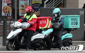 본문 이미지 - 서울 종로구 일대에서 배민과 요기요 배달원들이 근무하고 있다. ⓒ News1 박지혜 기자