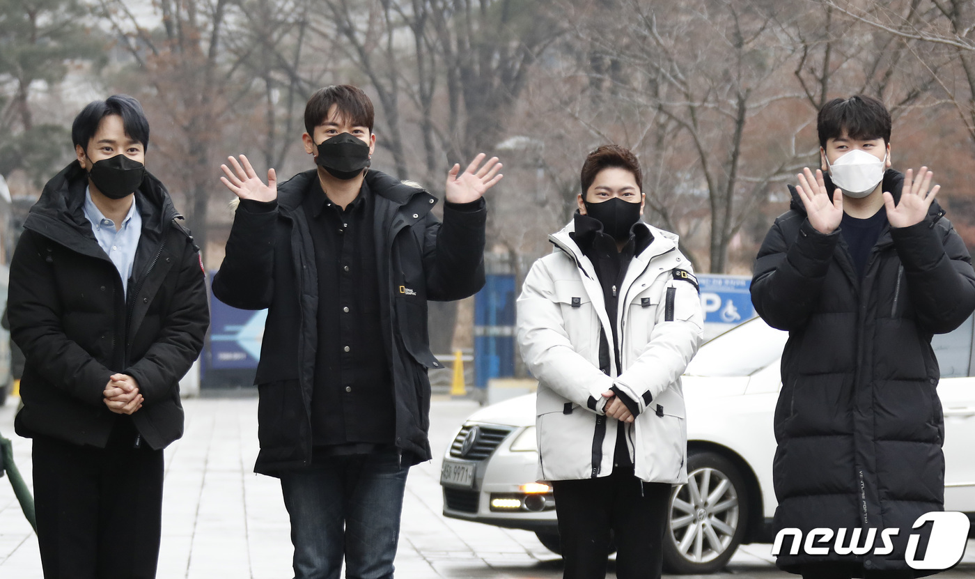 (서울=뉴스1) 권현진 기자 = '팬텀싱어3' 우승팀 라포엠(LA POEM) 최성훈(왼쪽부터), 유채훈, 박기훈, 정민성이 29일 서울 양천구 목동 SBS에서 열린 SBS ‘나르샤 …