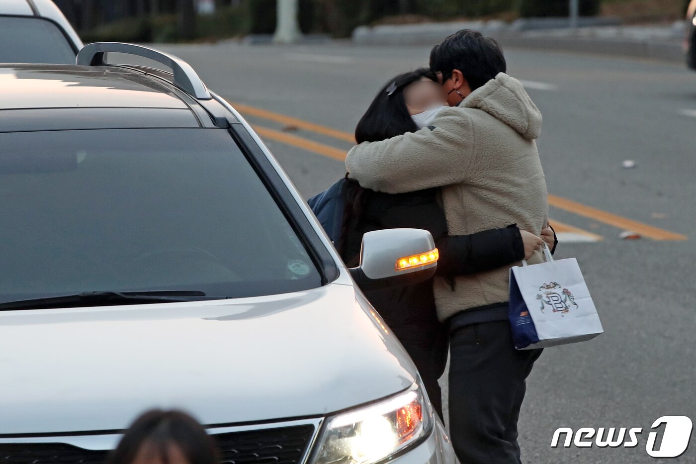 본문 이미지 - 2021학년도 대학수학능력시험일인 3일 오전 광주 서구 상일여자고등학교에서 수험생 부녀가 포옹하고 있다. 2020.12.3/뉴스1 ⓒ News1 황희규 기자
