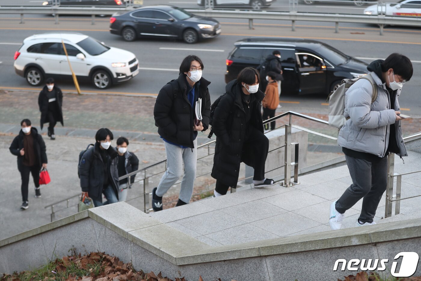 본문 이미지 - 2021학년도 대학수학능력시험일인 3일 오전 충북 청주시 세광고등학교에서 수험생들이 시험장으로 들어서고 있다. 2020.12.3/뉴스1 ⓒ News1 김용빈 기자